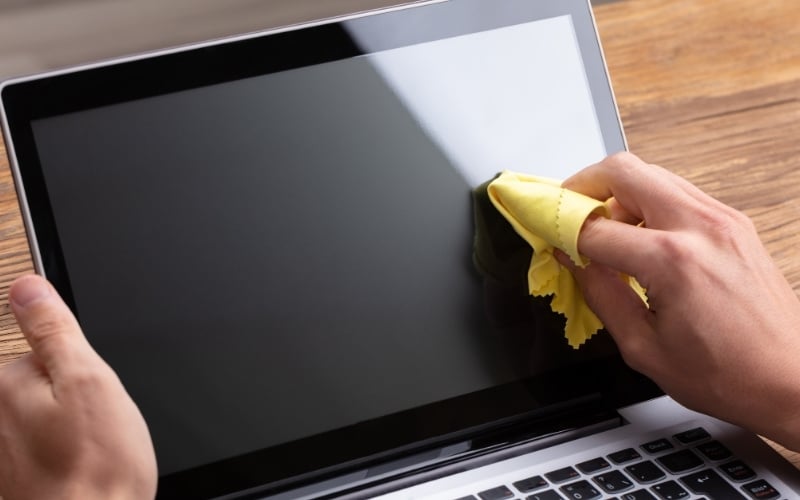 Dùng chiếc khăn vi sợi thứ hai (khô và sạch) lau lại toàn bộ bề mặt màn hình