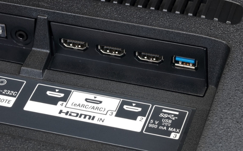 Nhìn vào khu vực các cổng kết nối ở mặt sau hoặc cạnh bên của TV, màn hình, soundbar