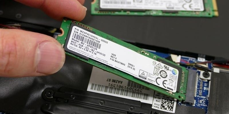 Laptop yếu nên nâng cấp SSD để tải game nhanh hơn và RAM để giảm giật lag