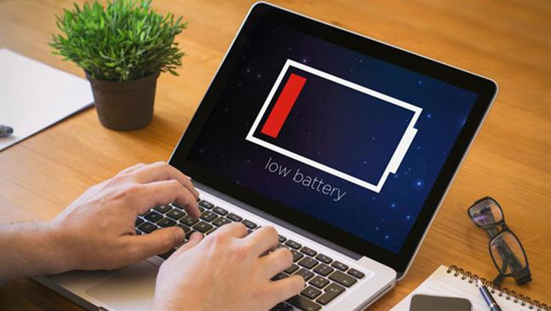 GEARVN - Không đợi laptop đã hết pin hoặc pin yếu