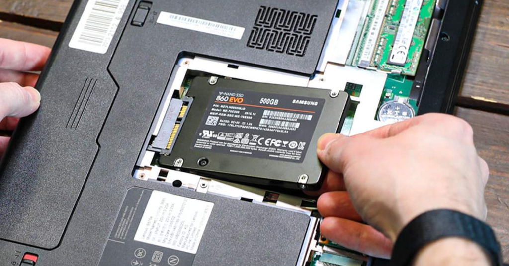 GEARVN - Kiểm tra RAM và ổ cứng khi laptop lên hình nhưng không chạy