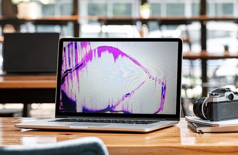 GEARVN - Nguyên nhân khiến laptop bị chảy mực màn hình