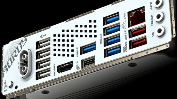 Khu vực I/O phía sau của bo mạch chủ, làm nổi bật cổng LAN 2.5GbE và hai đầu cắm ăng-ten Wi-Fi 7