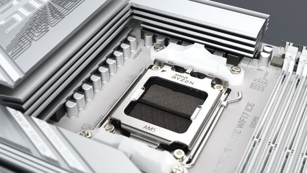 Khe cắm M.2 PCIe 5.0 và khe cắm PCIEX16 được gia cố trên bo mạch chủ