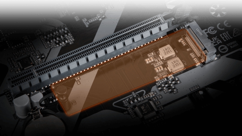 Khe cắm PCIe 5.0 x16 được gia cố và khe M.2 PCIe 5.0 trên bo mạch chủ