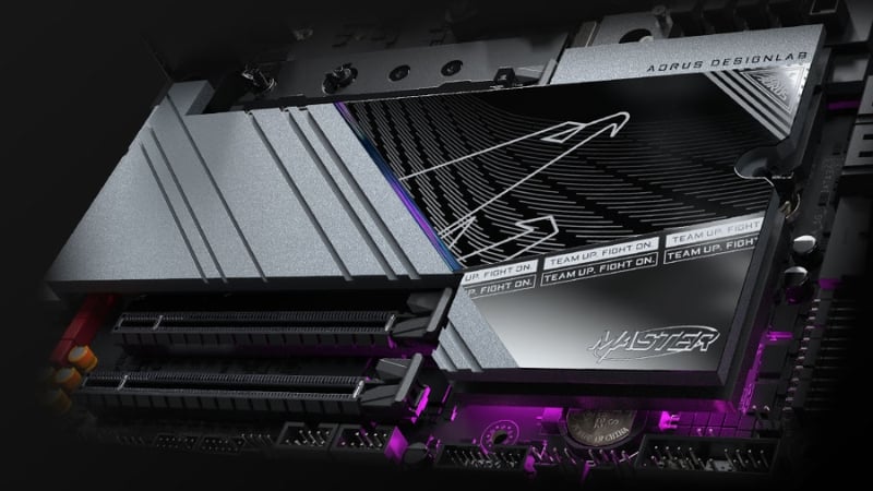 Khe cắm PCIe 5.0 x16 được gia cố và các khe M.2 NVMe được che bởi tản nhiệt trên bo mạch chủ