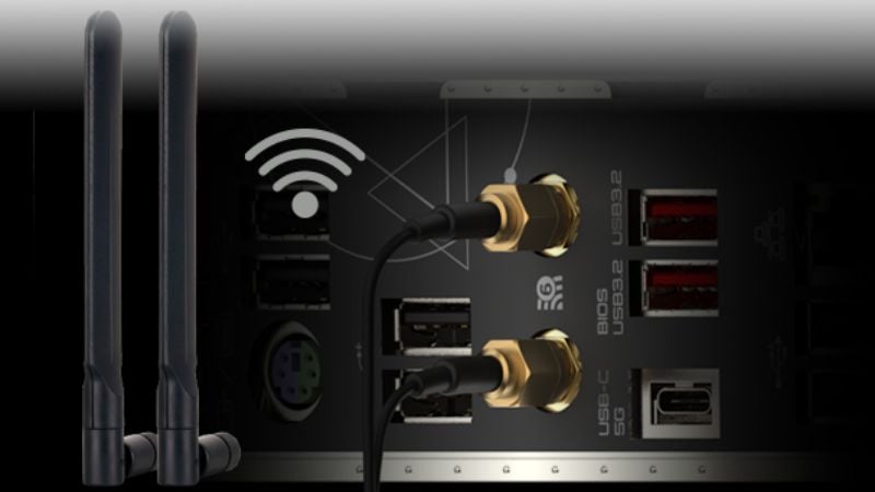 Khe cắm M.2 và cụm cổng I/O phía sau với ăng-ten Wi-Fi và cổng LAN 2.5G