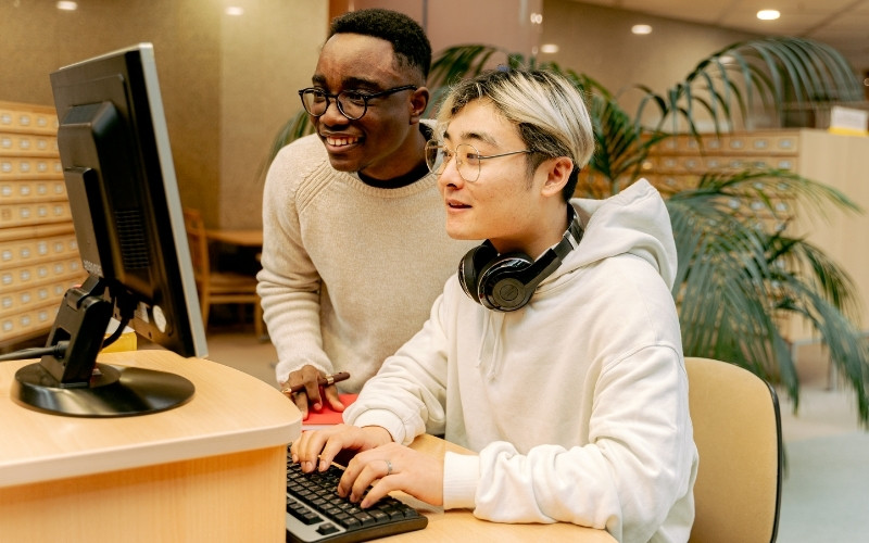 Nếu có thể sử dụng PC tại thư viện thì có thể chưa cần mua laptop