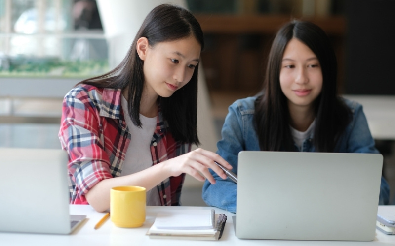 Màn hình 14 inch nhỏ gọn, dễ mang theo. Màn hình 15.6 inch trở lên cho không gian làm việc thoải mái