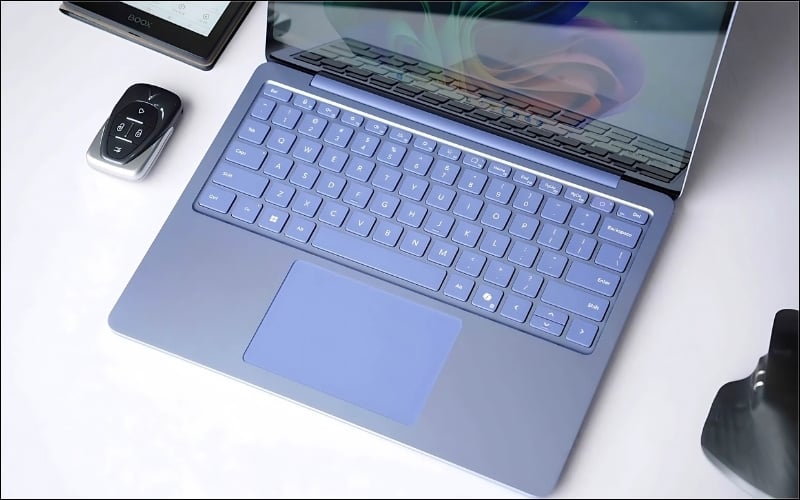 Layout phím và kích thước touchpad có thể bị thu gọn, cần một chút thời gian để làm quen