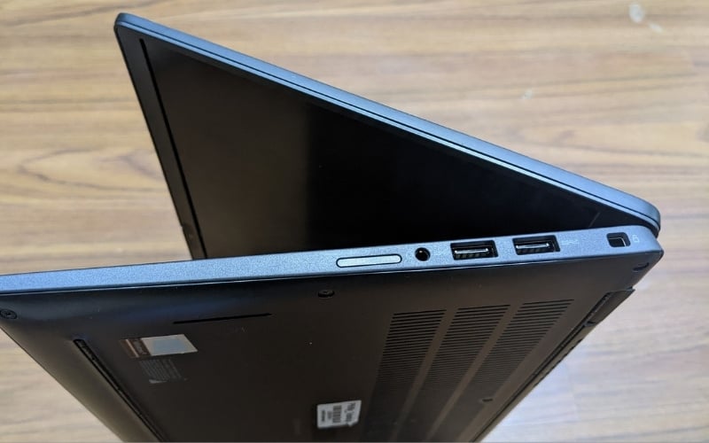 Kiểm tra xem máy có đủ các cổng bạn cần không