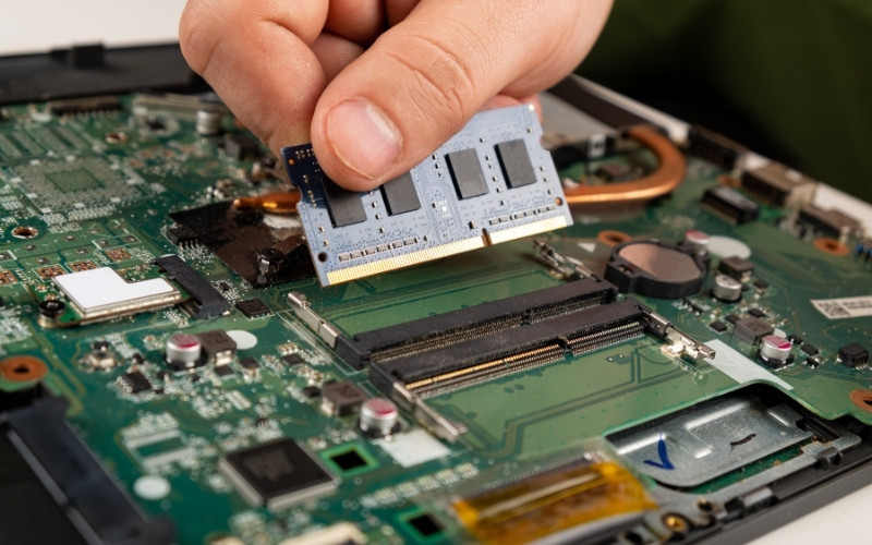 RAM đóng vai trò là bộ nhớ đệm cho các tác vụ đa nhiệm