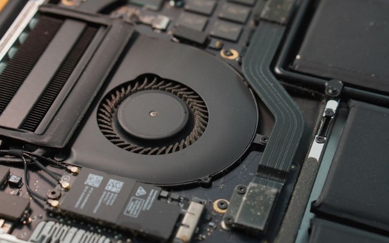 Hệ thống tản nhiệt hiệu quả sẽ giúp duy trì nhiệt độ ổn định, đảm bảo hiệu năng