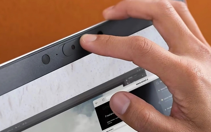 Bảo mật với cần gạt che camera vật lý