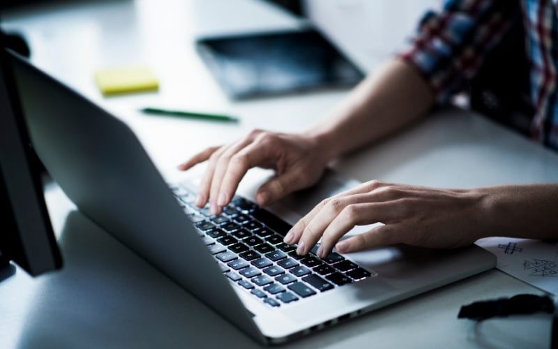 Ưu tiên laptop cho trải nghiệm gõ phím tốt, có độ nảy và hành trình phím hợp lý