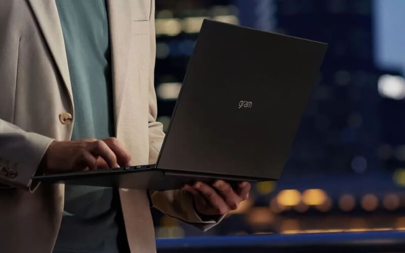 Về thiết kế: Siêu nhẹ nhưng bền bỉ đến bất ngờ