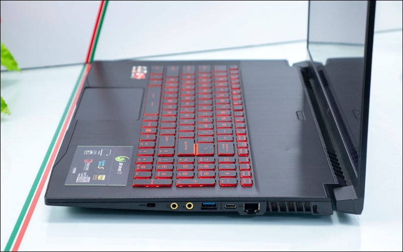 Chú ý đến hành trình phím, cảm giác gõ và hệ thống đèn nền