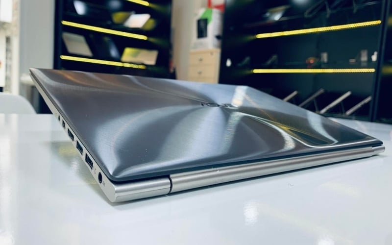 Bề mặt kim loại tuy cứng nhưng lại dễ lộ các vết xước nhỏ nếu tiếp xúc với các vật sắc nhọn