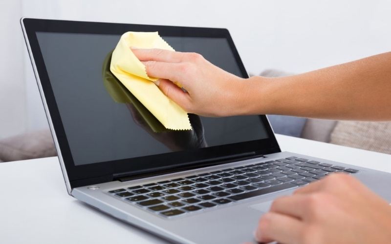 Dùng khăn mềm, ẩm nhẹ để lau sạch bụi bẩn và dấu vân tay