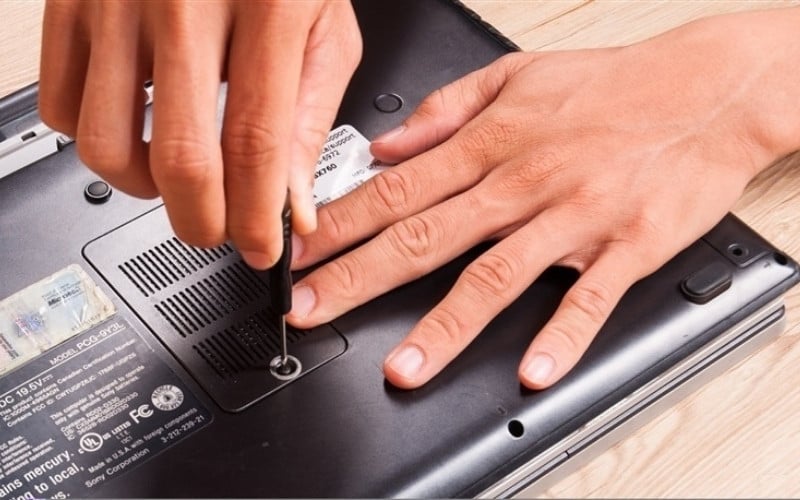 Dùng tua vít tháo các ốc ở mặt đáy