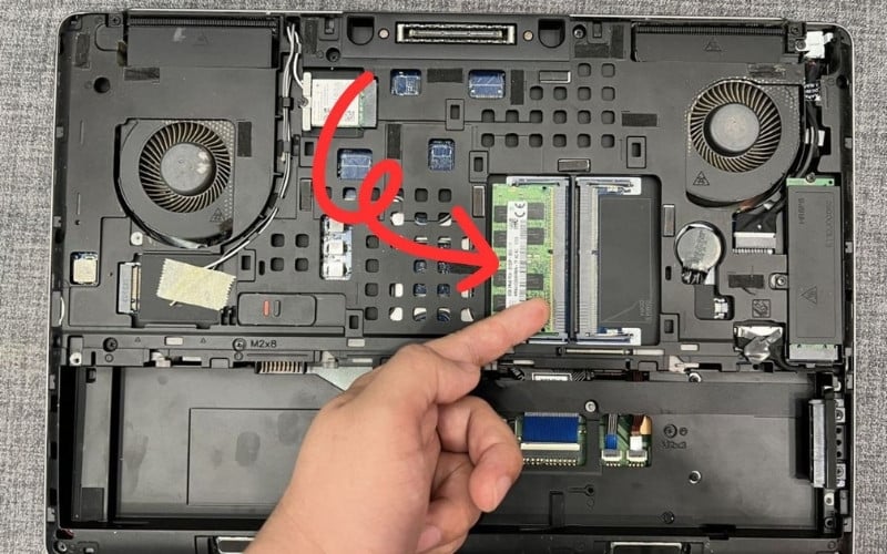 Để có hiệu năng tốt nhất, hãy lắp hai thanh RAM có cùng dung lượng và bus