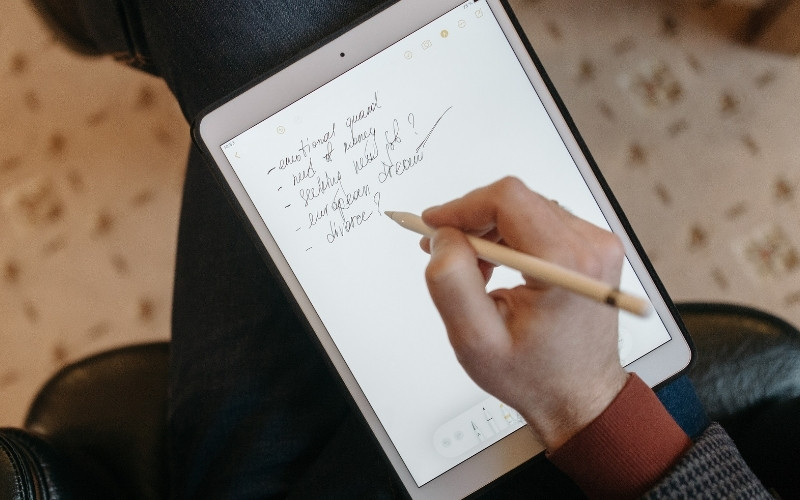 Với thiết kế mỏng, nhẹ và nhỏ gọn, bạn có thể dễ dàng mang iPad đi bất cứ đâu