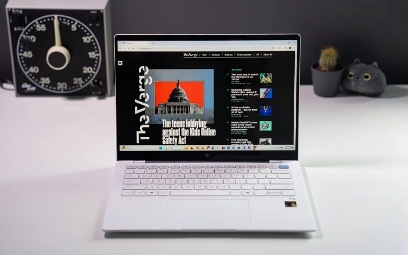 Mua laptop tại GearVN để đảm bảo hàng chính hãng, chính sách bảo hành minh bạch và hỗ trợ kỹ thuật tốt