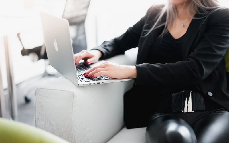 Tiêu chí chọn laptop cho sinh viên Quản trị kinh doanh