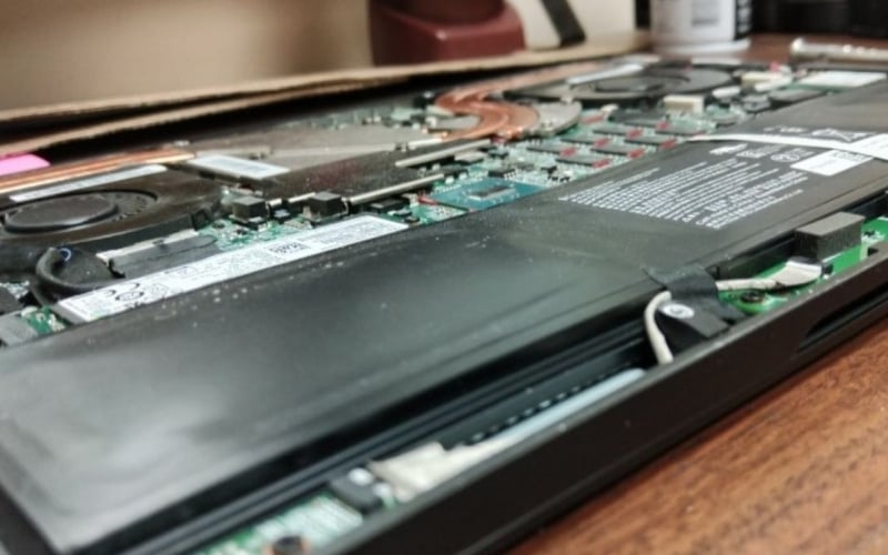 Pin laptop bị phồng, biến dạng thì cần thay thế ngay