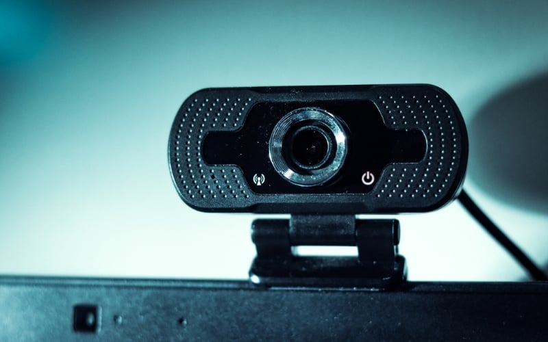 Nếu webcam tích hợp không đáp ứng được nhu cầu hãy mua webcam rời
