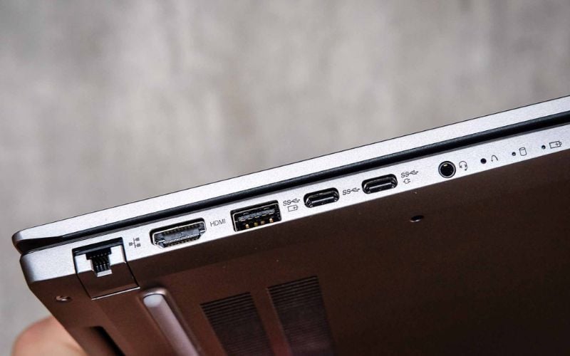 Bạn nên kiểm tra các công kết nối khi lấy máy ra khỏi hộp