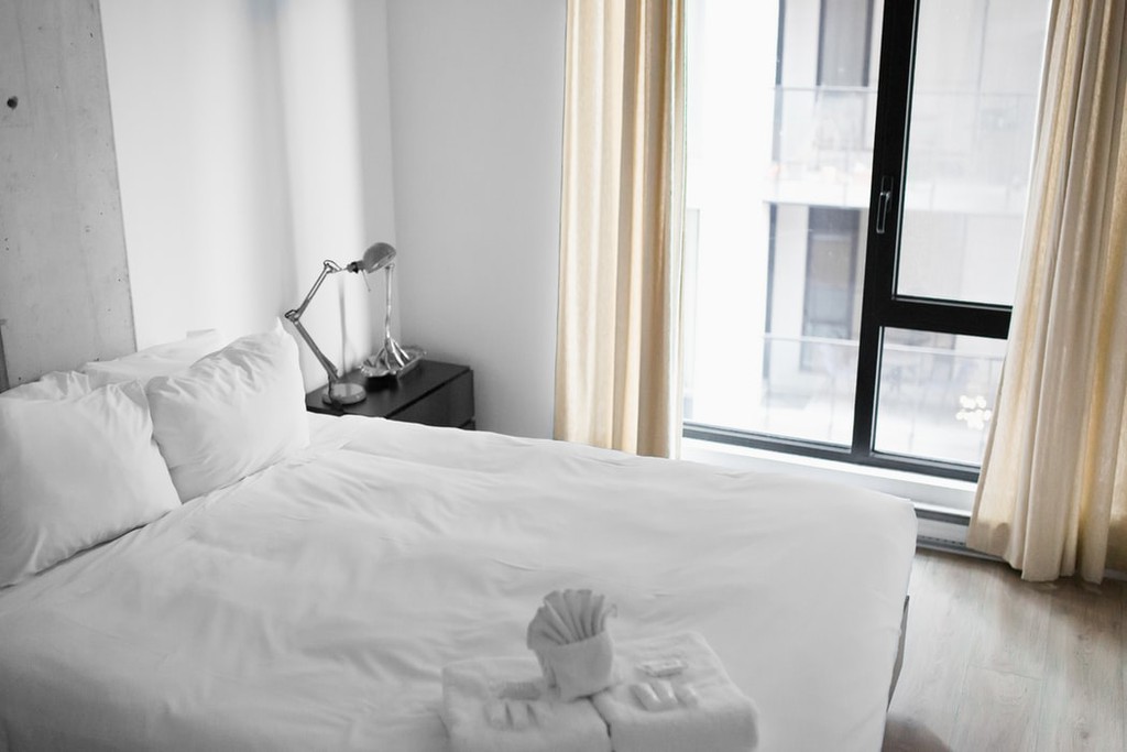 Lựa chọn ga giường màu trắng cho khách sạn