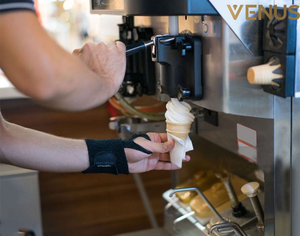 Fast cooling soft serve ice cream machine for timely customer service in cafés