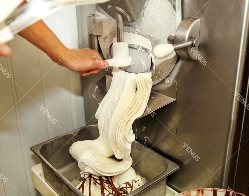 Máy làm kem cứng dễ dàng tao tác - phục vụ nhanh chóng