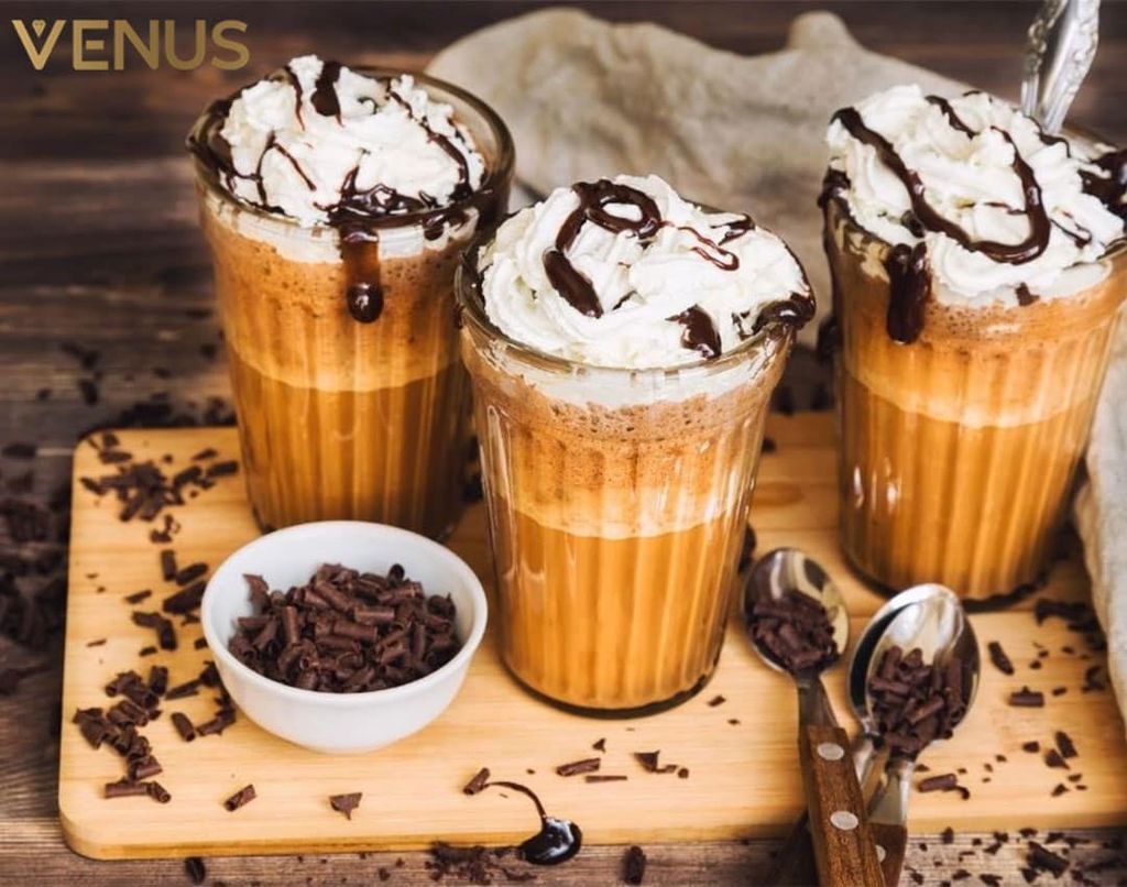 Soft serve ice cream machine for diversifying café menu