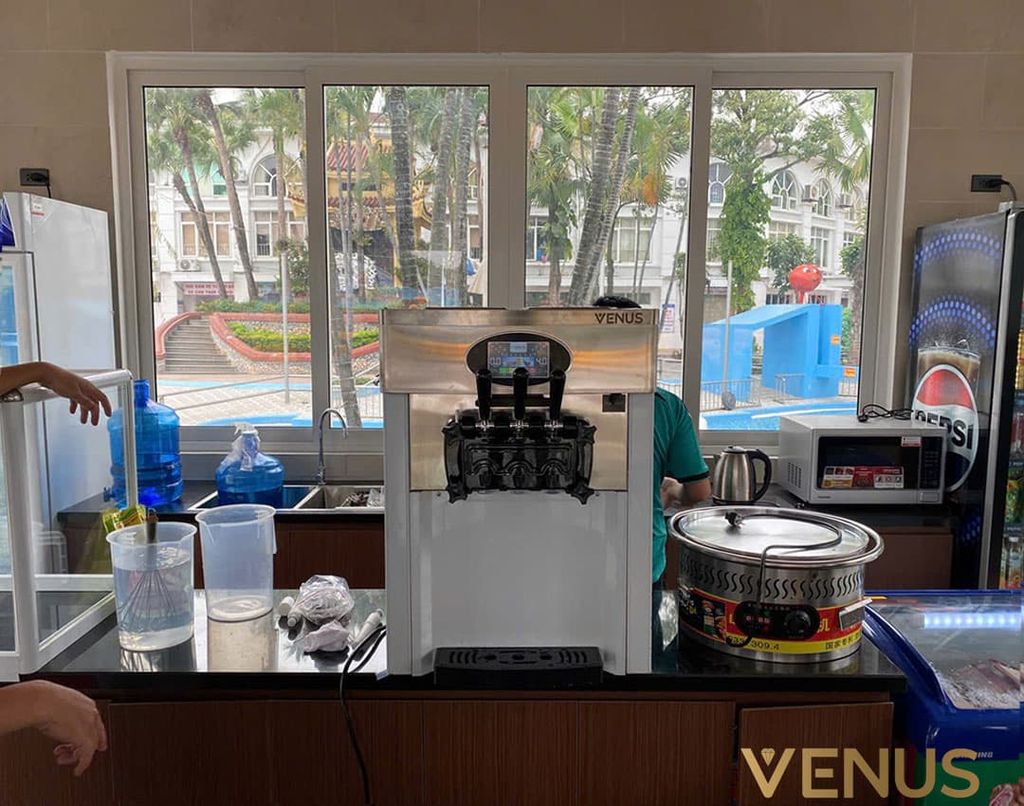 Countertop soft serve ice cream machine for café use