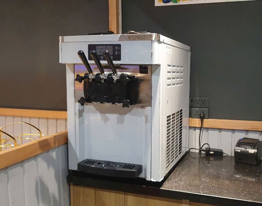 Venus soft serve ice cream machine for small cafes and dessert shops