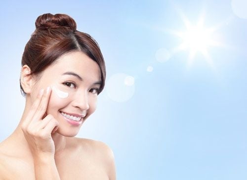 Da dầu mụn nên dùng kem chống nắng nào?