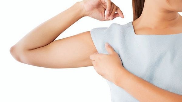 Nách bị ngứa và thâm đen: Nguyên nhân, triệu chứng và cách điều trị