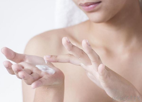 Kem dưỡng ẩm vitamin E có bôi mặt được không