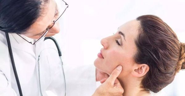 Mặt bị nổi mẩn đỏ và ngứa phải làm sao