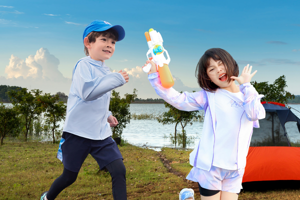 CAMPING MÙA HÈ NÊN CHO BÉ MẶC QUẦN ÁO GÌ?