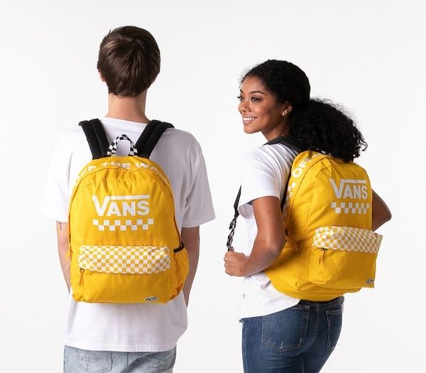 5 mẫu ba lô màu vàng giúp nâng tầm phong cách