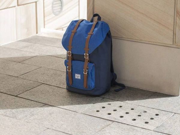 Mách bạn cách xử lý balo vải bị mốc trong mùa mưa