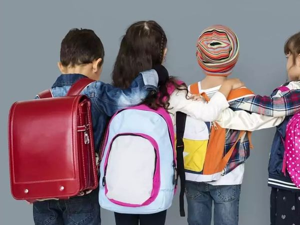 Vì sao trẻ em nên đeo balo chống gù