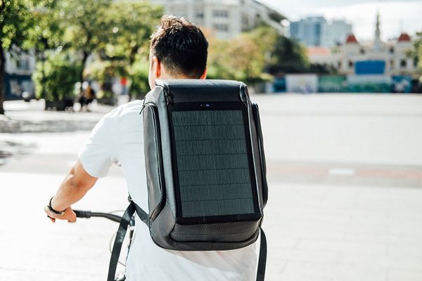 Balo tích hợp cổng sạc USB hiện đại hoạt động như thế nào?