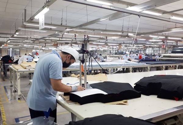 Bật mí quy trình sản xuất balo - túi xách chuẩn nhất cần biết