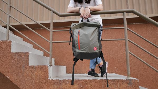 Mẹo sử dụng balo du lịch khi trời mưa