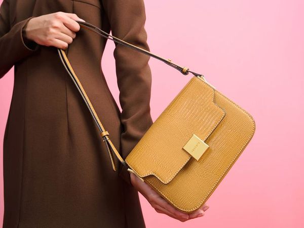 Túi đeo chéo mini nữ: 6 lưu ý giúp chọn mua túi chuẩn xinh