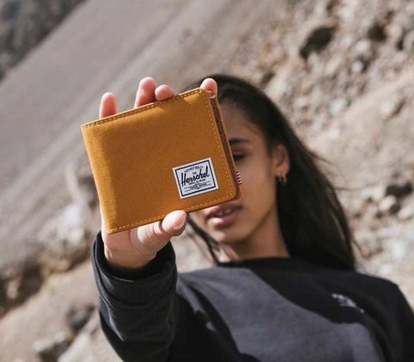 Trải nghiệm mẫu ví Herschel chính hãng từ Canada